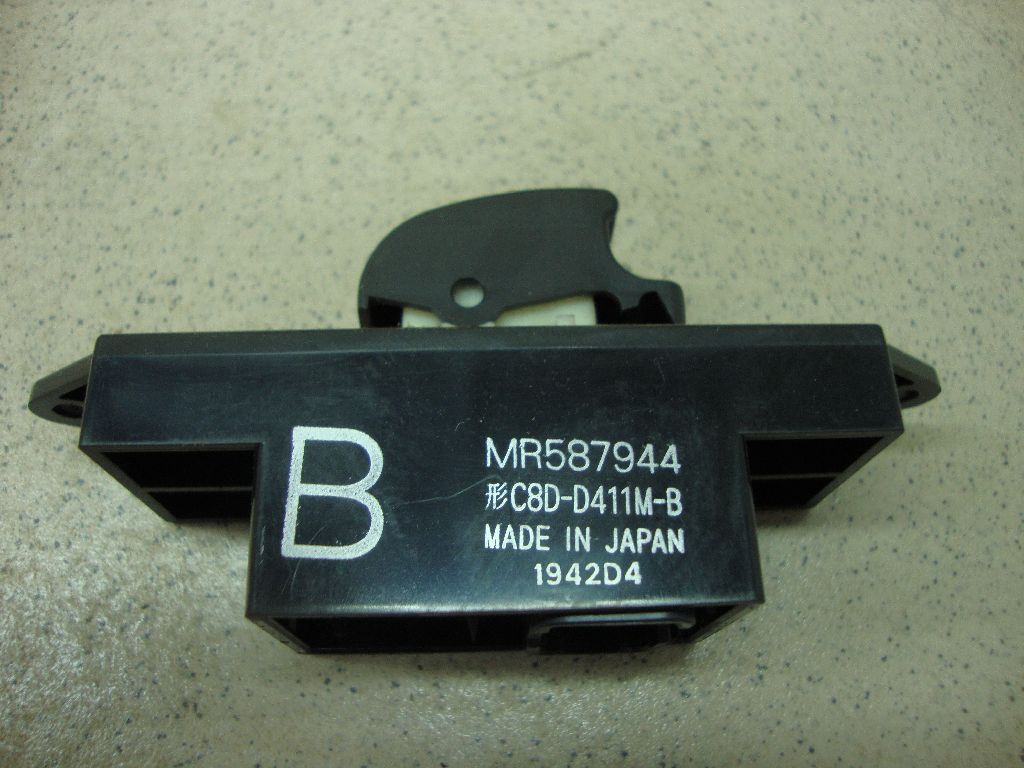 Кнопка стеклоподъемника MR587944