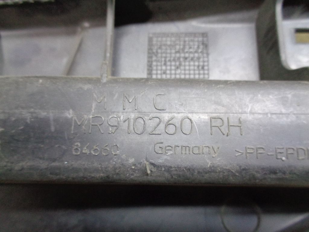 Направляющая заднего бампера правая MR910260