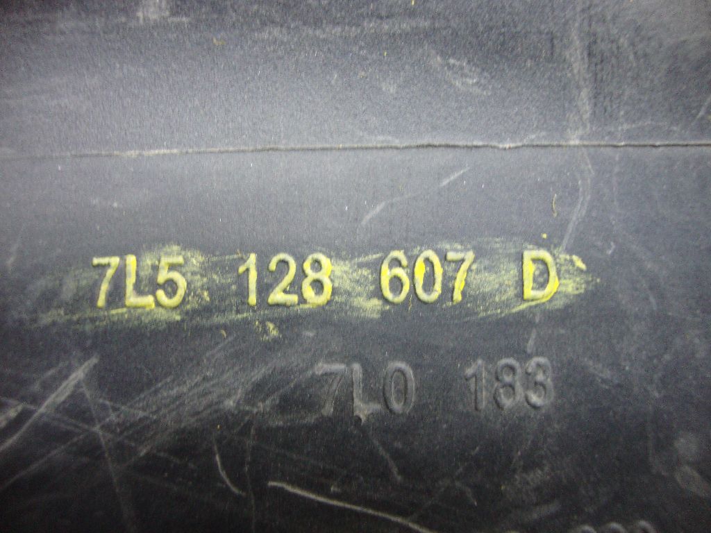 Корпус воздушного фильтра 7L0128607D