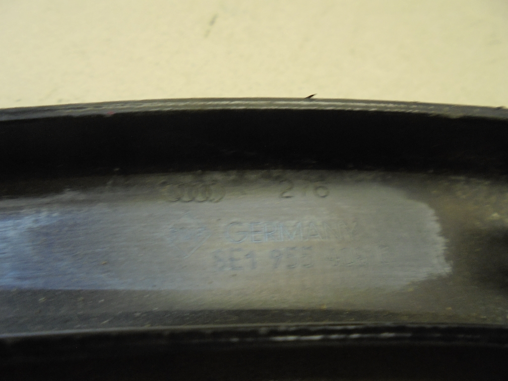 Поводок стеклоочистителя передний правый 8E1955408C