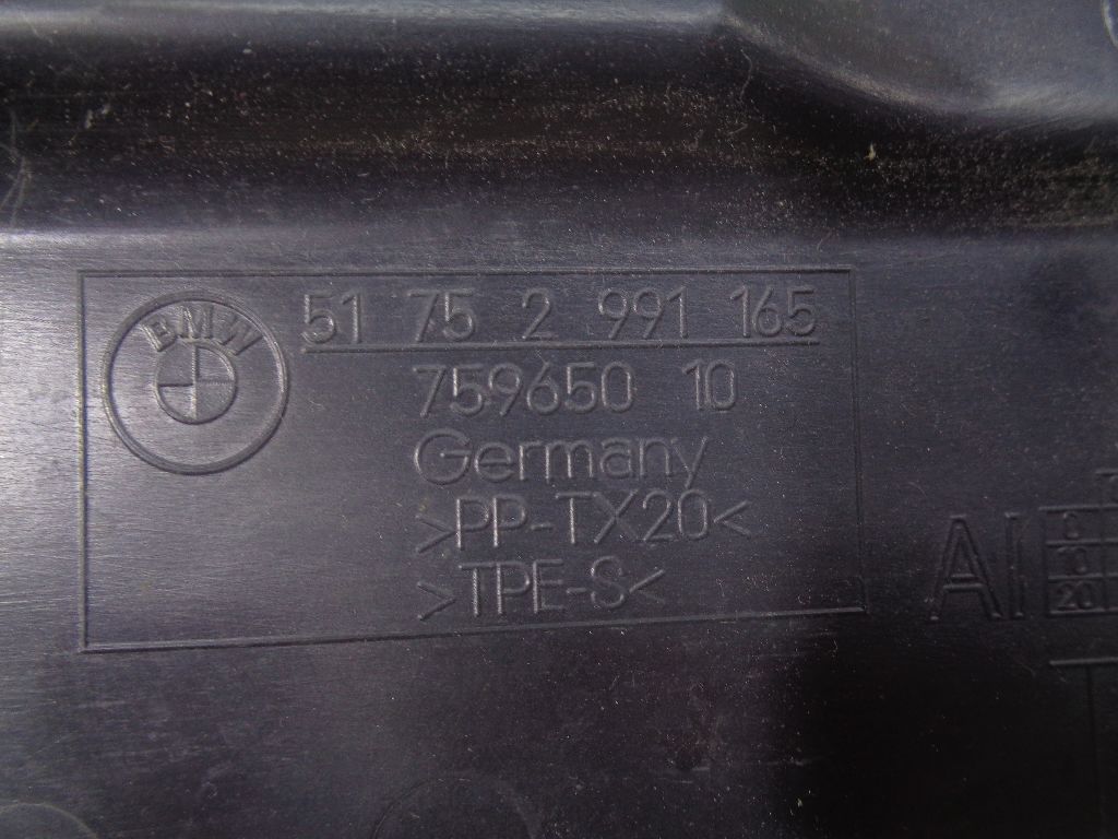 Пыльник двигателя нижний левый 51752991165